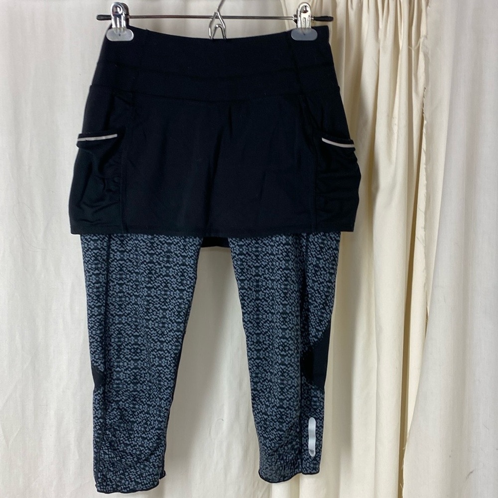 Athleta S Dream Acceleration Black Gray Skirted Capri Leggings Yoga Workout Run